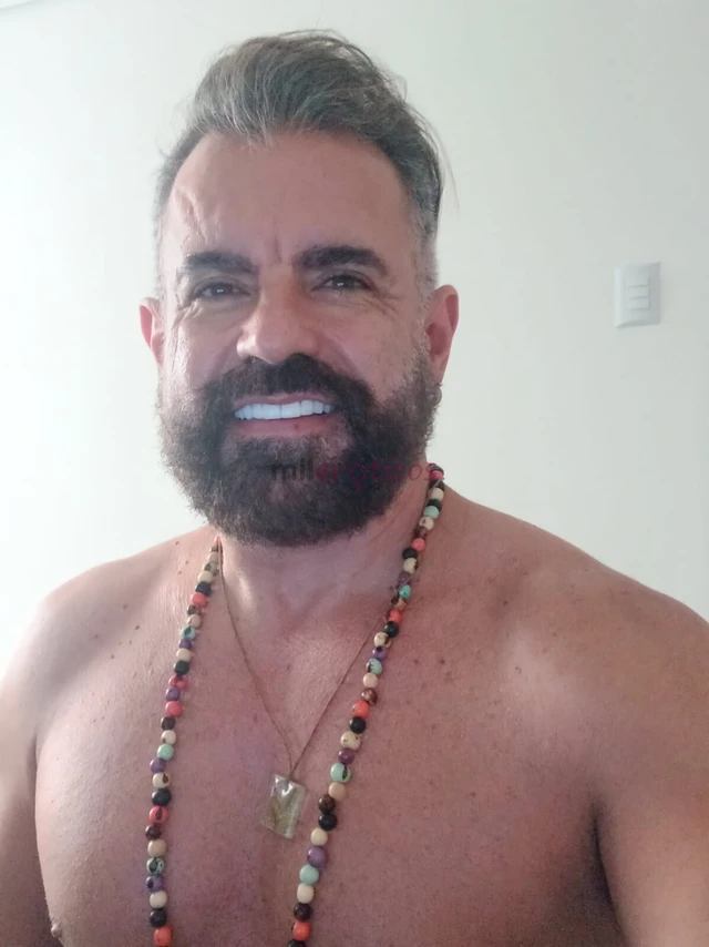 Sou massoterapeuta maos que doam amor trato a sua dor fisica e emocional amp trabalho tambem com depilacao intima esfoliacao corporal e limpeza de pel...