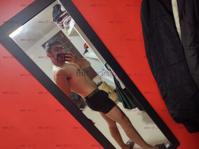 FOTOS DE JOVEN, ATLÉTICO Y VARONIL COMPLACIENTE. 25 AÑOS.