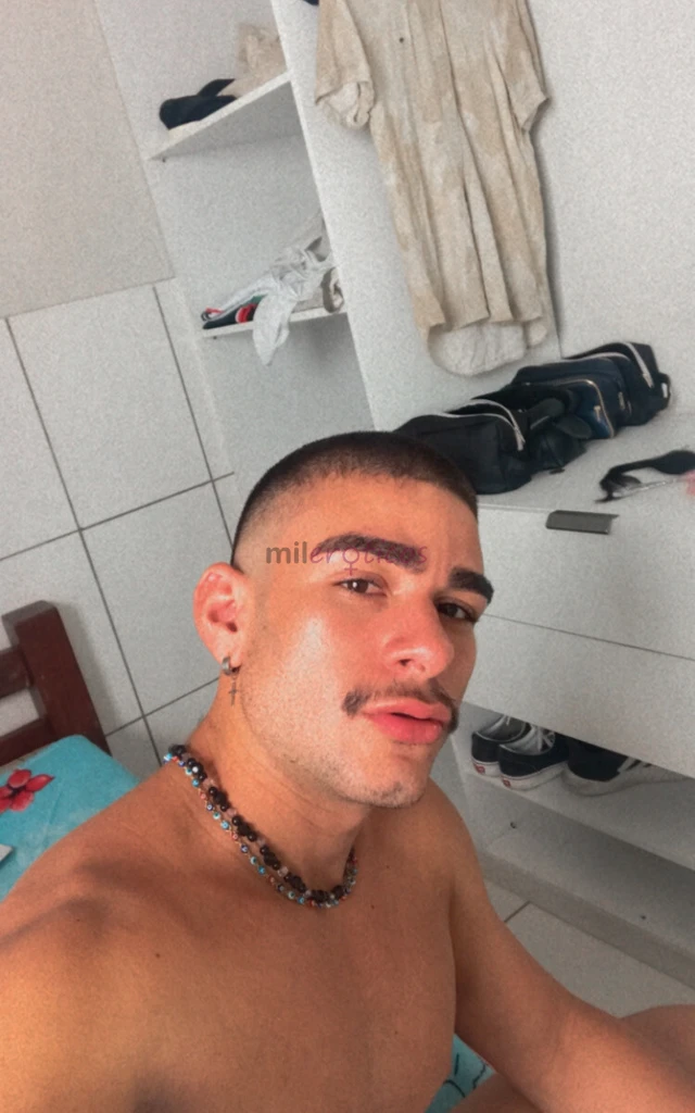 Me chamo bruno tenho 23 anos garoto jovem simpatico e muito bonito com local limpo e discreto para quem curte sigilo curto uma putaria 1 71 de altura7...