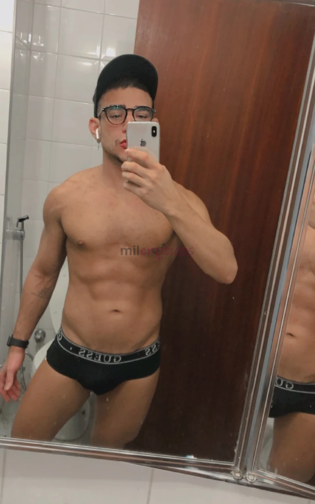 Me chamo bruno tenho 23 anos garoto jovem simpatico e muito bonito com local limpo e discreto para quem curte sigilo curto uma putaria 1 71 de altura7...