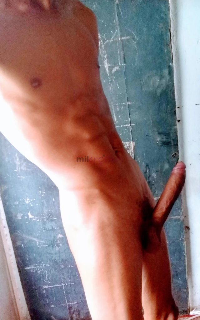Ola me chamo mitchaell tenho 23 anos 22 cm de dote estou cheio de tesao doido para fuder um cuzinho apertado venha me conhecer e saber sobre mais info...