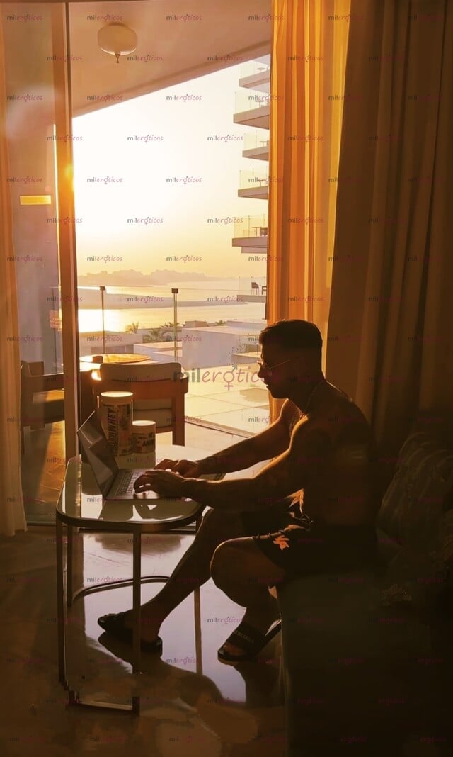 FOTOS DE FASCINANTE Y JOVEN GIGOLO VIP, HETEROSEXUAL DE BUEN CUERPO Y HERMOSO ROSTRO!!...