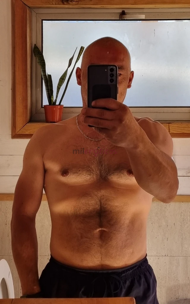 Soy un hombre realizo masajes y compania solo a mujeres en toda la zona lacustre disfruta sin preocuparse por horarios los masajes con aceites afrodis...