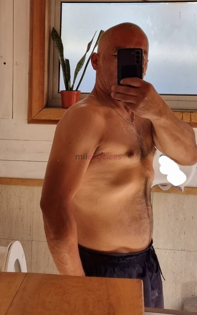 Soy un hombre realizo masajes y compania solo a mujeres en toda la zona lacustre disfruta sin preocuparse por horarios los masajes con aceites afrodis...