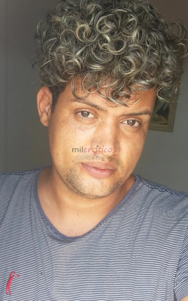 Sou bem tranquilo e sem frescuras sou super educado e elegante atendo casais homens e coroas sou bem estilo namoradinho submisso e sem frescuras atend...
