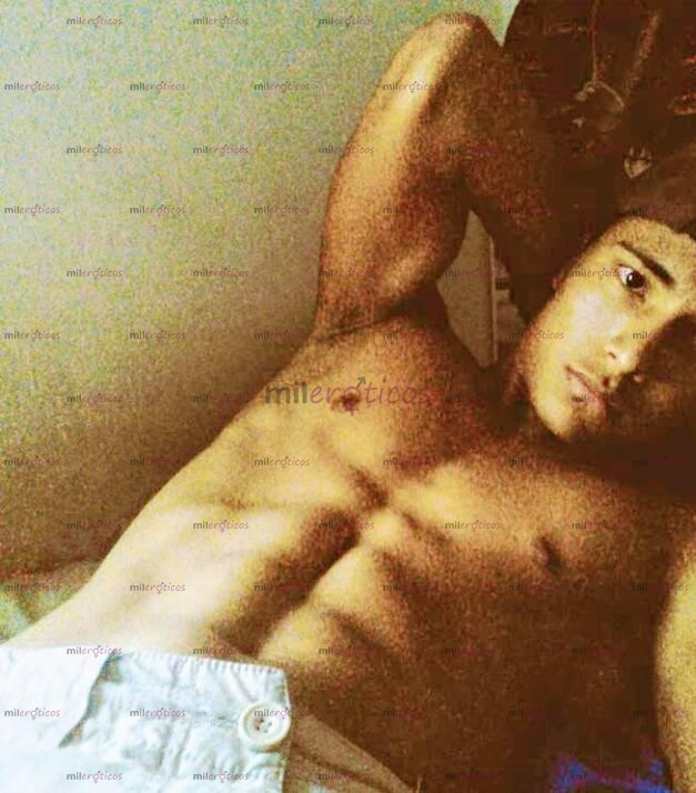 FOTOS DE ENTRENADOR MUSCULOSO LISTO PARA COMPLACERTE