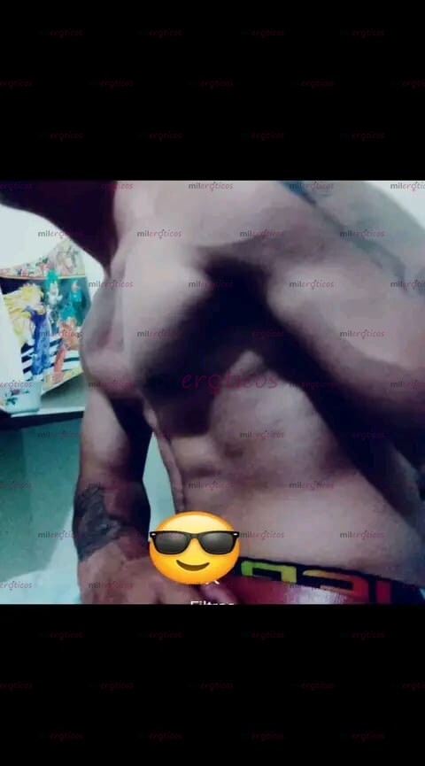 FOTOS DE ENTRENADOR MUSCULOSO LISTO PARA COMPLACERTE