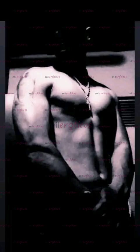 FOTOS DE ENTRENADOR MUSCULOSO LISTO PARA COMPLACERTE