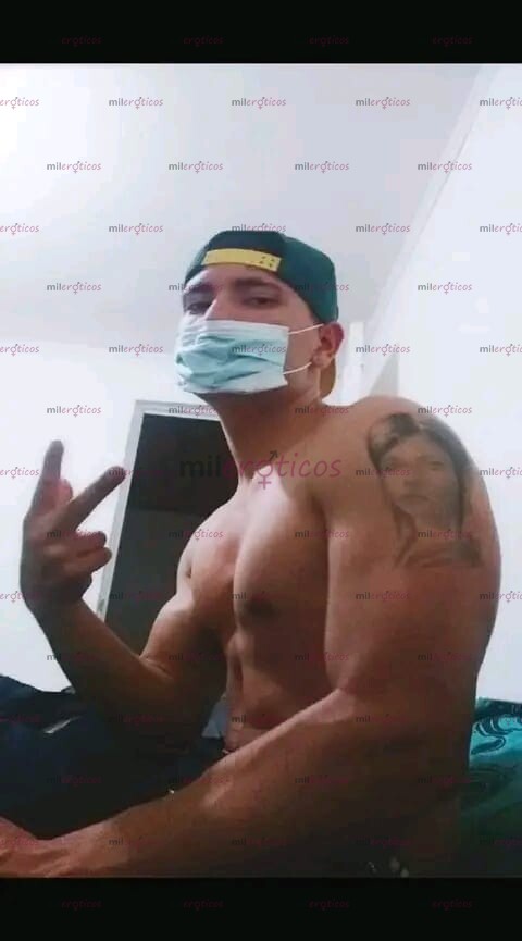 FOTOS DE ENTRENADOR MUSCULOSO LISTO PARA COMPLACERTE