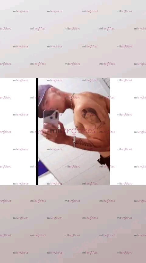 FOTOS DE ENTRENADOR MUSCULOSO LISTO PARA COMPLACERTE