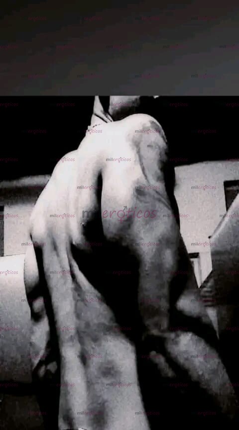 FOTOS DE ENTRENADOR MUSCULOSO LISTO PARA COMPLACERTE