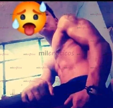 FOTOS DE ENTRENADOR MUSCULOSO LISTO PARA COMPLACERTE