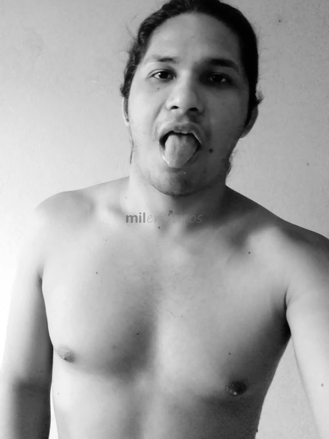 Bem vindo ao meu perfil me chamo aquiles 17 cm corpo liso bunda grande safado higienico versatil pronto pra te oferecer o melhor de mim atendo em mote...