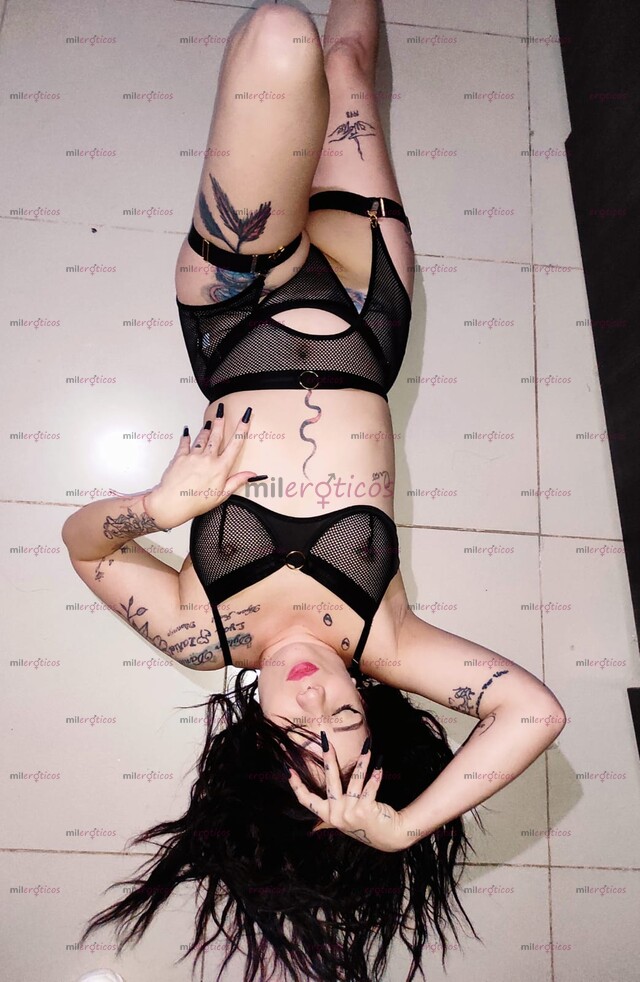 FOTOS DE PIEL BLANCA TATUADA DE MENTE ABIERTA CON GANAS DE COMPLACERTE