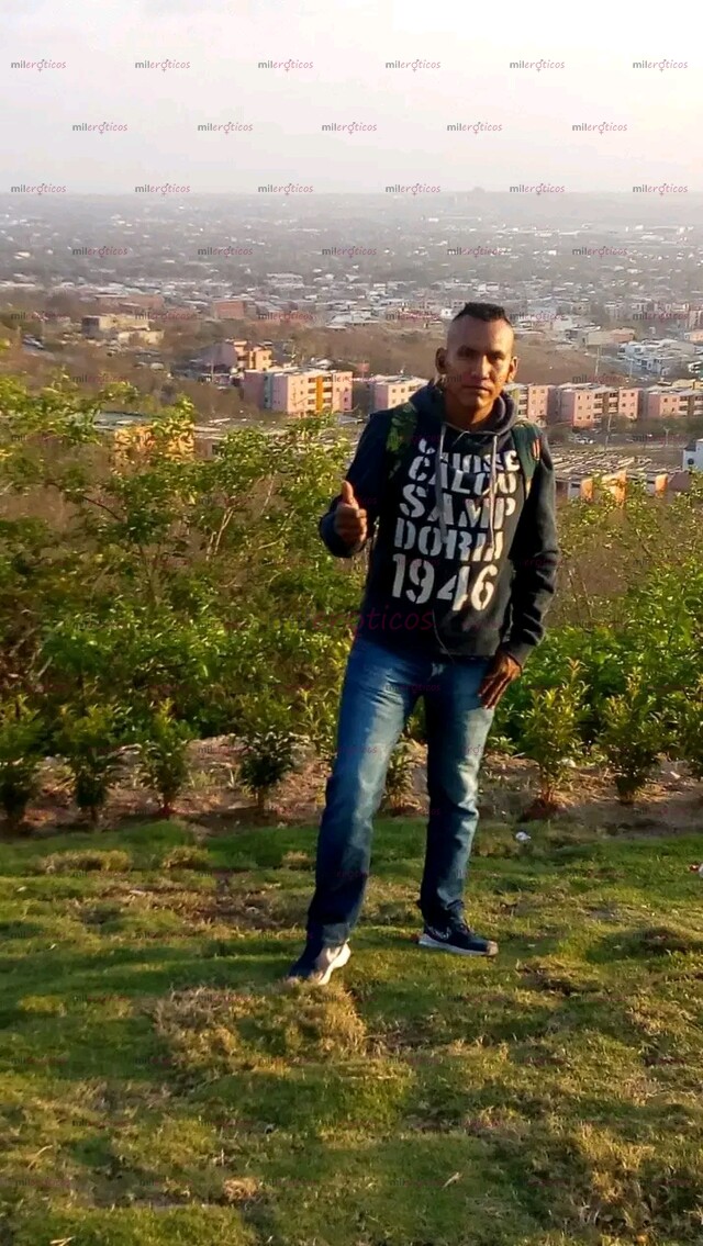 FOTOS DE SOY MORENO DE HOJOS NEGRO Y DE ESTATURA 1.70