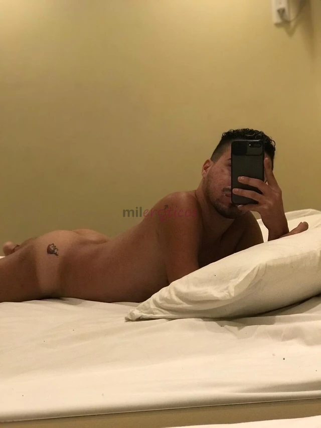 Ola sou rodrigo tenho 24 anos boca carnuda olhos castanhos e um corpo definido com um dote bem gostoso e uma bunda bem empinada e redonda sou bem safa...