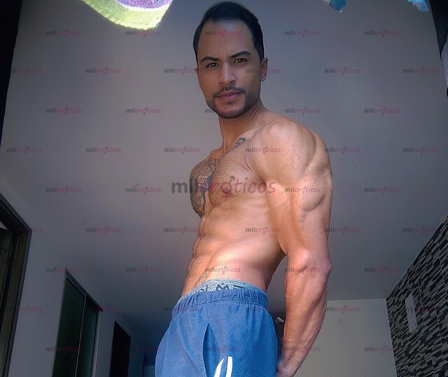 FOTOS DE CHICO COMPLACIENTE, CUERPO ATLÉTICO Y MARCADO