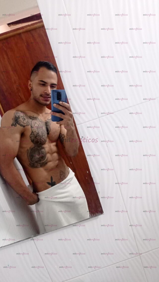 FOTOS DE CHICO COMPLACIENTE, CUERPO ATLÉTICO Y MARCADO