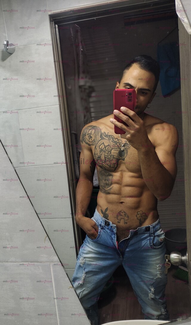 FOTOS DE CHICO COMPLACIENTE, CUERPO ATLÉTICO Y MARCADO