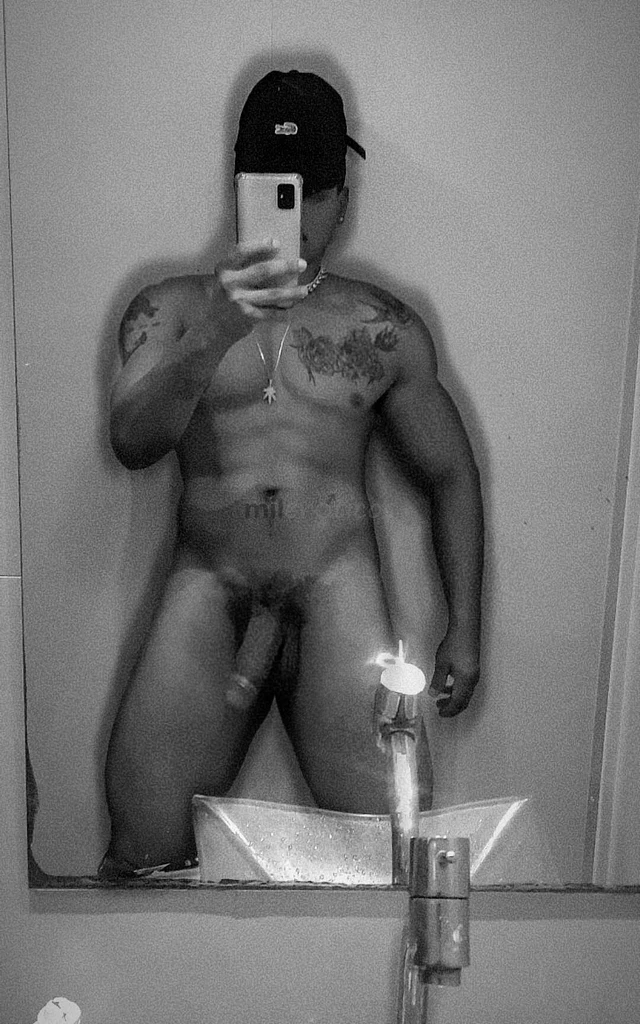 Moreno claro magro definido tatuado de bigode discreto 1 70 64 kg 19 cm cheio de porra pik pentelhuda mlk macho metedor safado comedor gosto se socar...