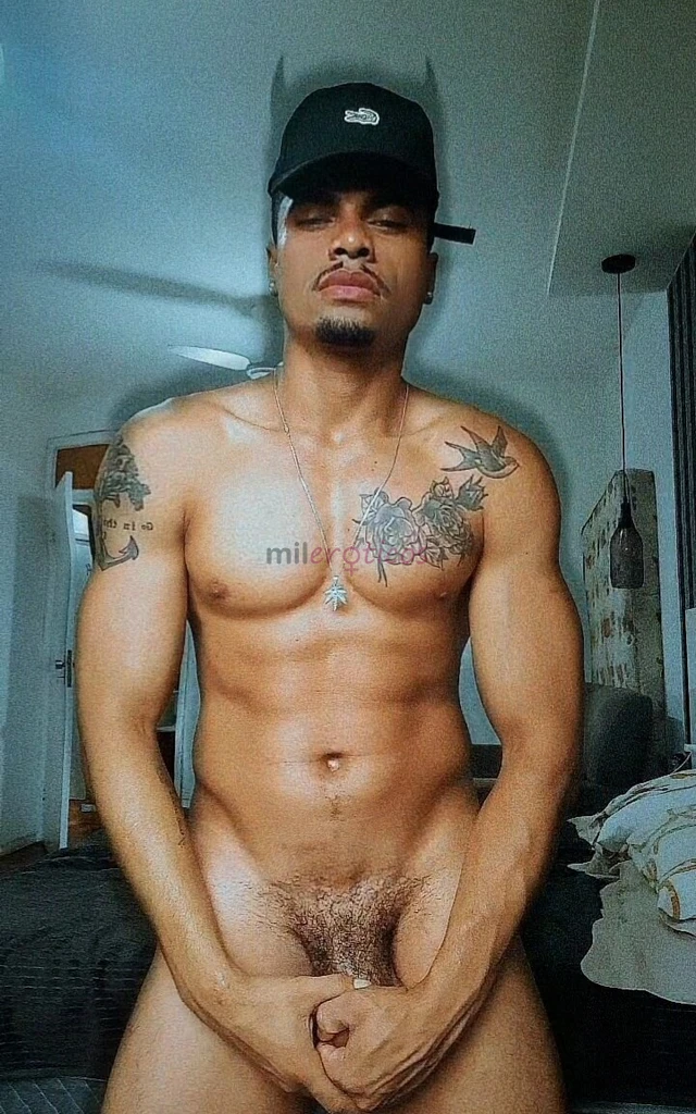 Moreno claro magro definido tatuado de bigode discreto 1 70 64 kg 19 cm cheio de porra pik pentelhuda mlk macho metedor safado comedor gosto se socar...