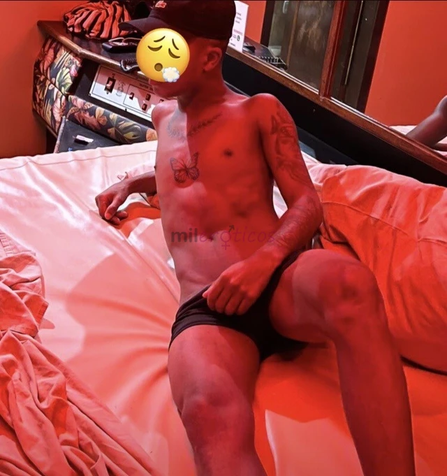 Tenho 19 anos sou um cara bem legal e ao mesmo tempo safado kk atendo em domicilio e motel sem local no momento curto sair nos barzinhos e fazer o nam...