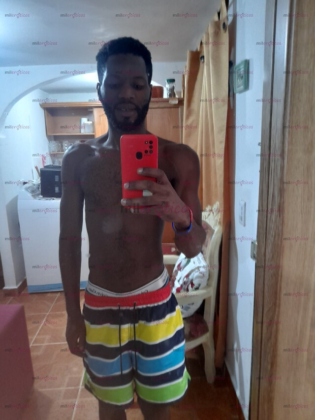 FOTOS DE NEGRO ACOMPAÑANTE SERIO VARONIL LECHERO DISCRETO