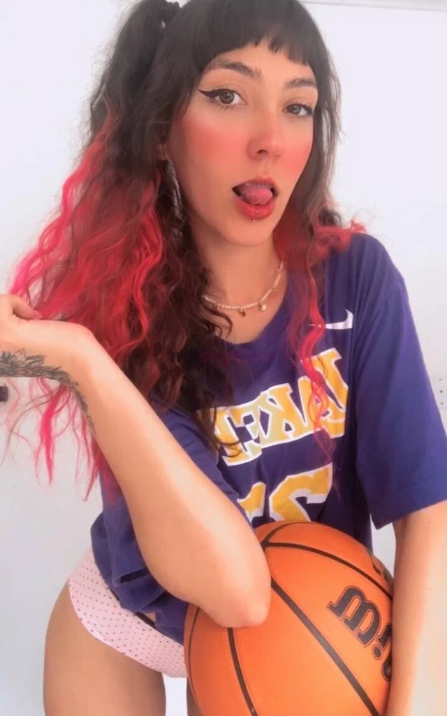 Oii prazer sou a yume modelo alternativa 1 70 e 56 kg de gostosura realizando seus sonhos e fetiches trabalho com videos chamadas video e audios perso...