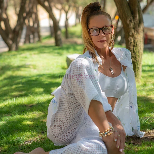 Hola mi nombre es flavia terapeuta tantrica profesional conmigo no hay enganos realizo mis terapias en tatamis en el piso en la cual se usan los nudos...