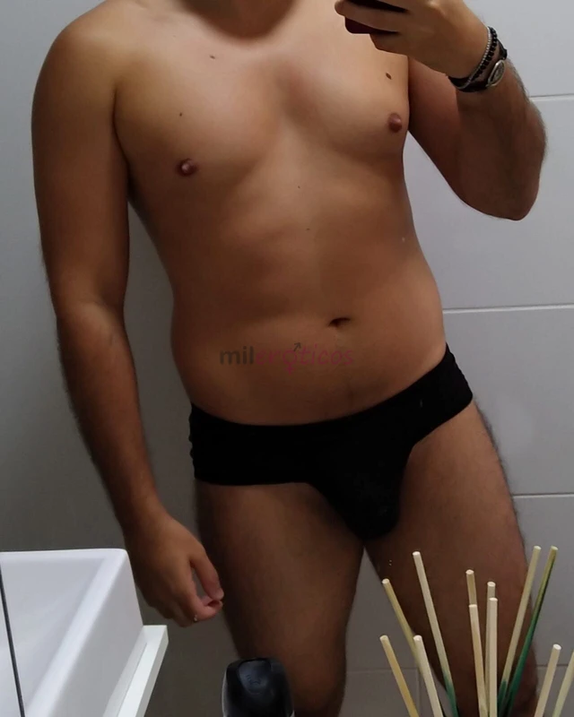 Garoto discreto safado educado e tranquilo com local seguro ou atendimento a domicilio motel realizo fetiches e tenho experiencia com iniciantes nao d...