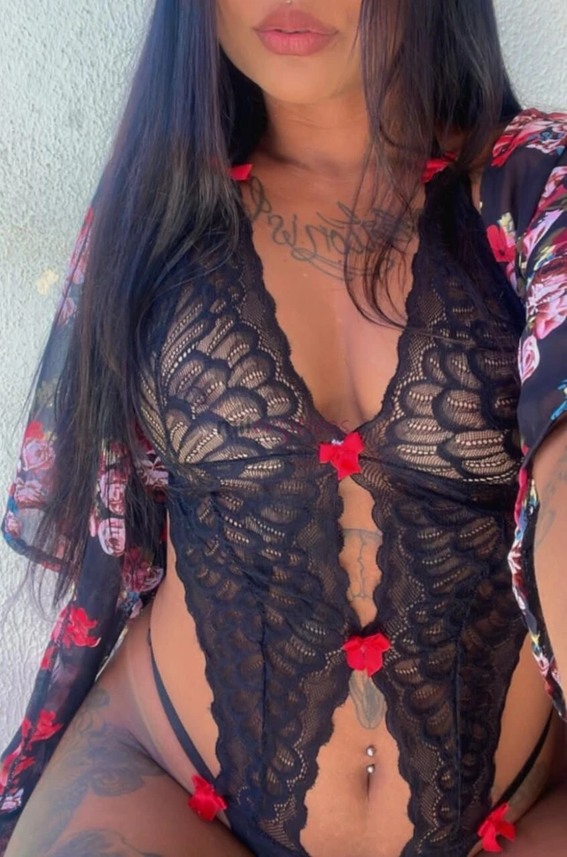 Ola meus amores sou uma morena de corpo exuberante bem cuidada e super cheirosa meu atendimento e bem descontraido cheio de caricias massagem e muito...