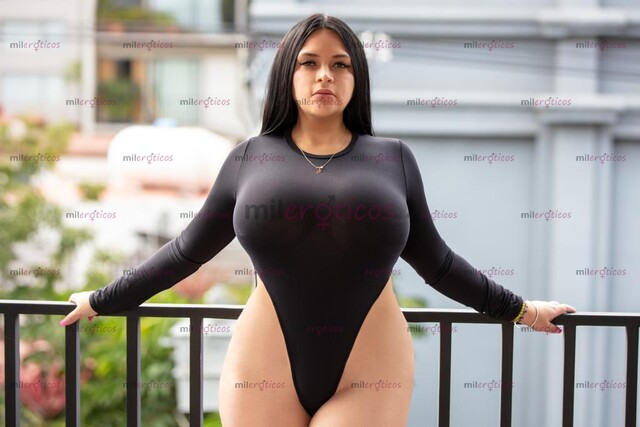 FOTOS DE SENSUAL Y VOLUPTUOSA PELINEGRA DE VISITA EN MANZANILLO