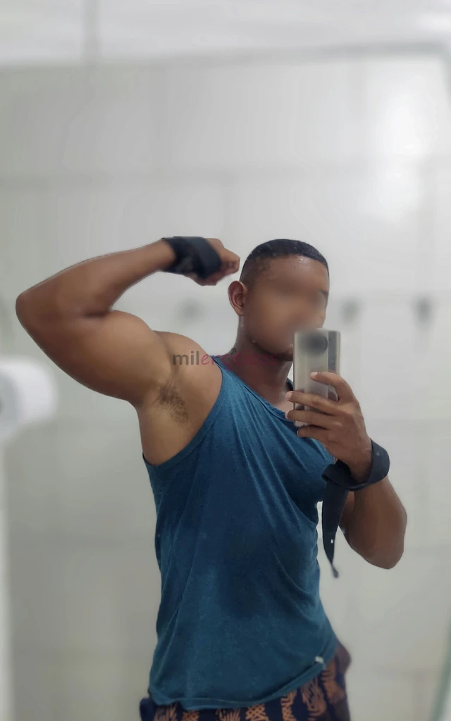 Moreno em boa forma fisica e aparencia tenho 25 anos 1 77 altura e 85 kl higienico educado e sei conversar atendo homens e mulheres vou ate moteis hot...