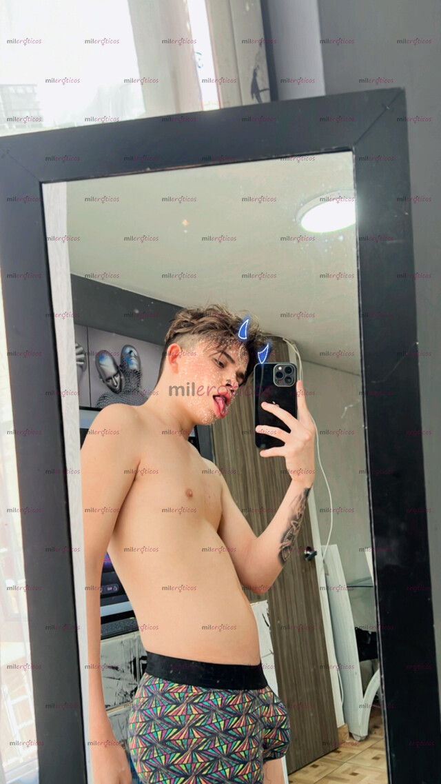 FOTOS DE CHICO DE MENTE ABIERTA, NUEVO AQUÍ, VERSÁTIL DOTADO Y CULON