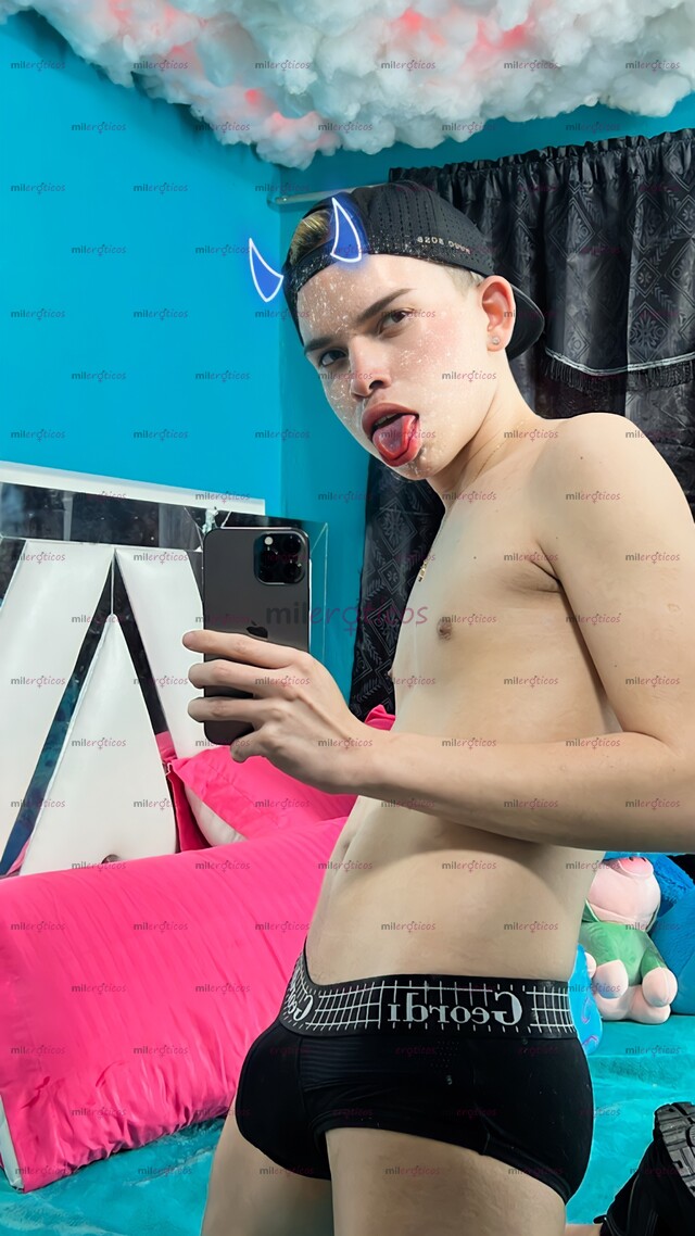 FOTOS DE CHICO DE MENTE ABIERTA, NUEVO AQUÍ, VERSÁTIL DOTADO Y CULON