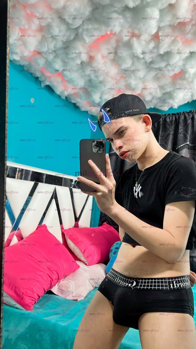 FOTOS DE CHICO DE MENTE ABIERTA, NUEVO AQUÍ, VERSÁTIL DOTADO Y CULON