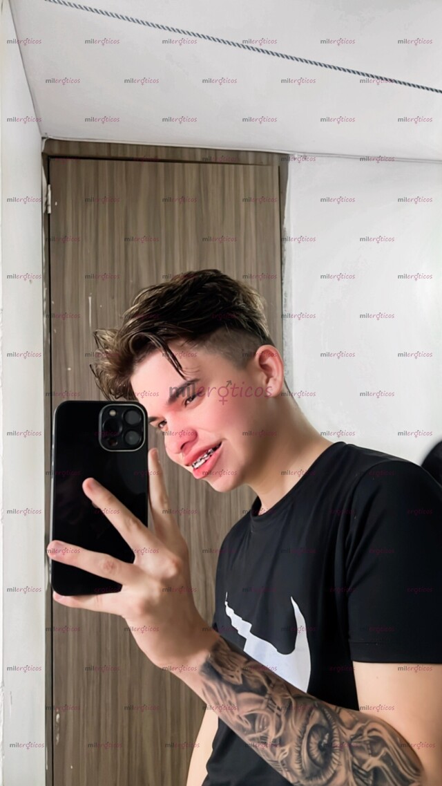 FOTOS DE CHICO DE MENTE ABIERTA, NUEVO AQUÍ, VERSÁTIL DOTADO Y CULON