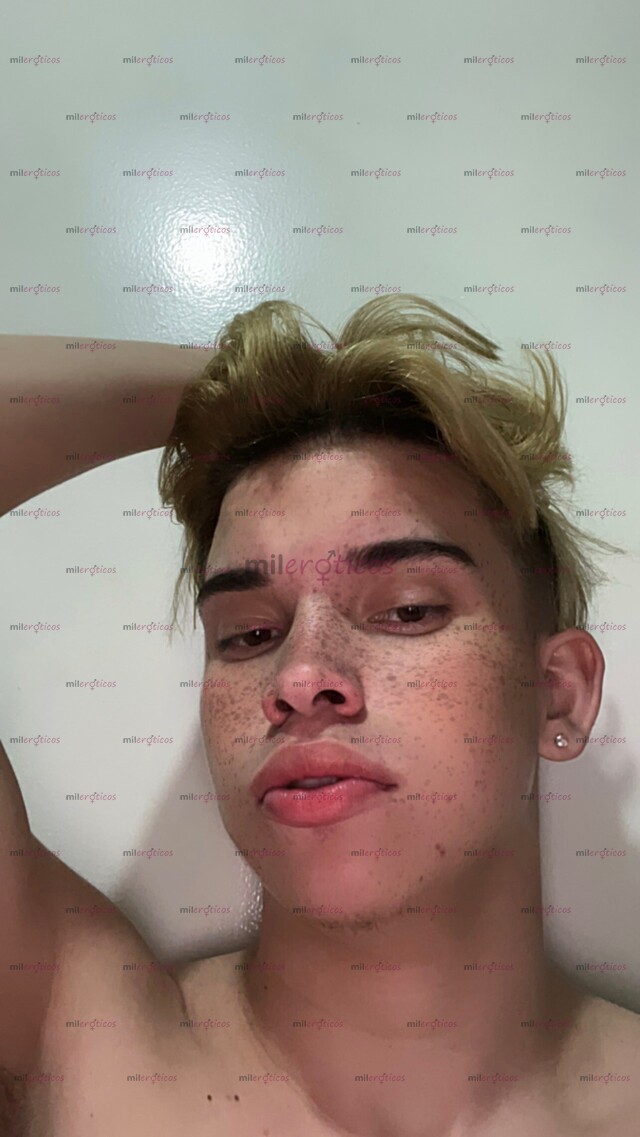 FOTOS DE CHICO DE MENTE ABIERTA, NUEVO AQUÍ, VERSÁTIL DOTADO Y CULON