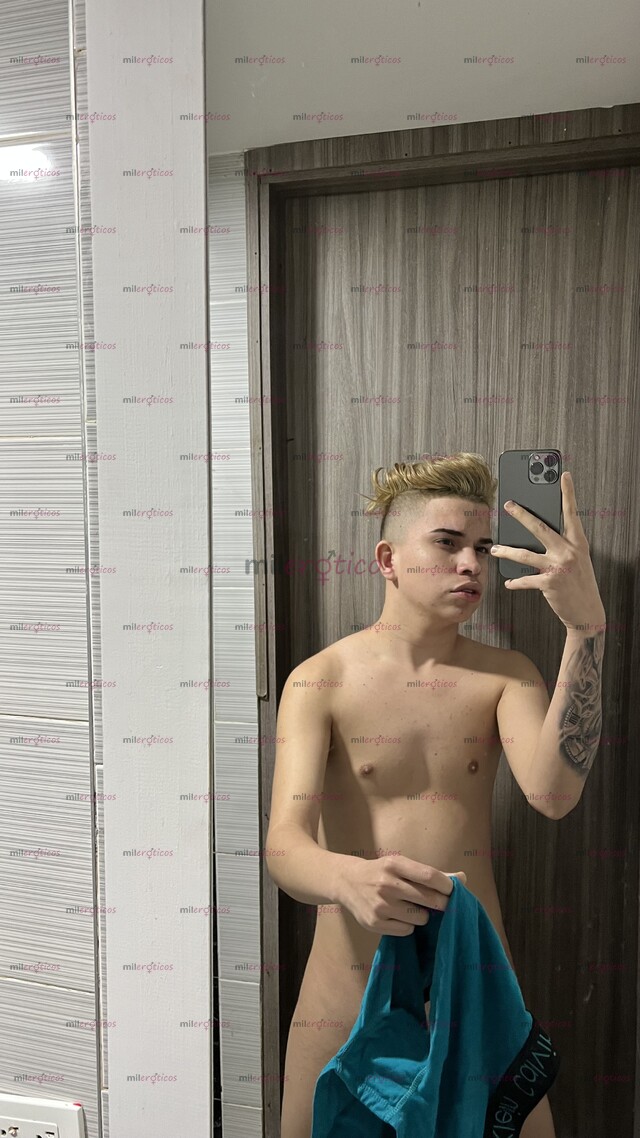 FOTOS DE CHICO DE MENTE ABIERTA, NUEVO AQUÍ, VERSÁTIL DOTADO Y CULON