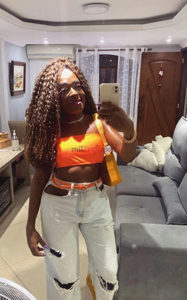 Ola sou a barbie negra baixinha amp bem magrinha mion empinada marquinha de biquini com um dote grande grosso cabecudo leite farto sou versatil mais a...