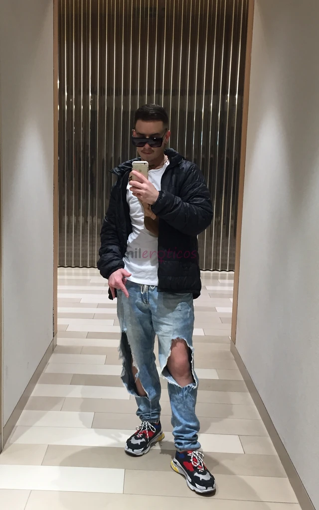 Bora fazer um lovezinho hard posso ser com carinho tambem sou liberal podendo realizar alguns fetiches exibicionista 1 77 altura corpo tatuado dotado...