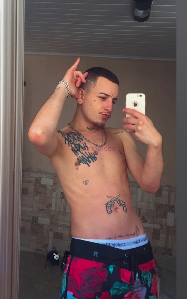 Bora fazer um lovezinho hard posso ser com carinho tambem sou liberal podendo realizar alguns fetiches exibicionista 1 77 altura corpo tatuado dotado...