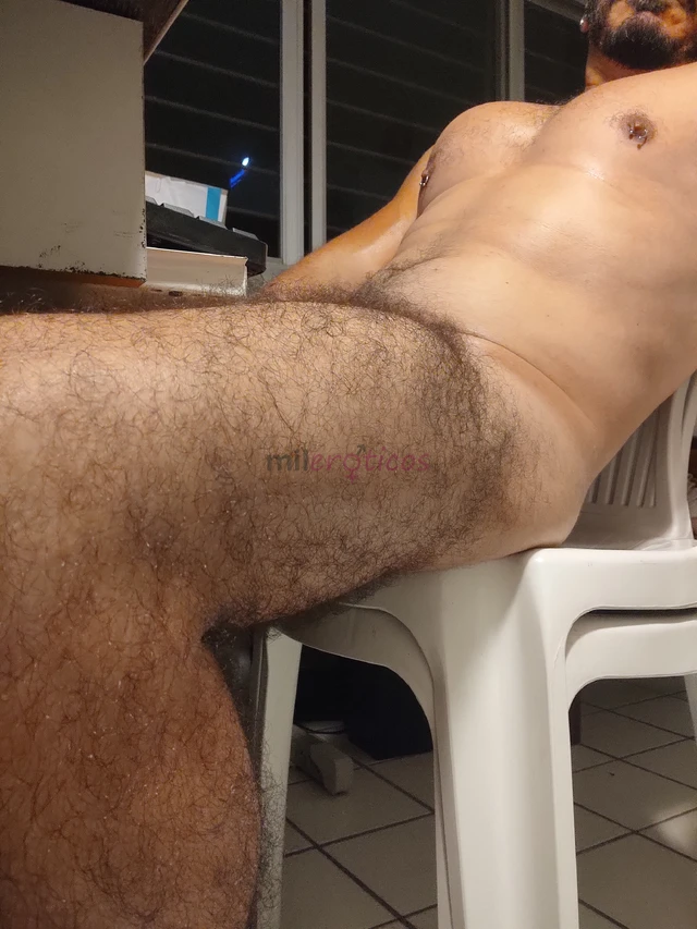 Macho discreto universitario e bilingue masculo versatil e pentelhudo bom ouvinte para homens especiais que apreciam o conforto do sigilo e do anonima...