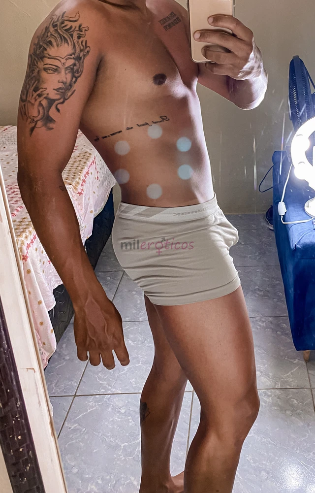 Moreno alto versatil sem frescura com local tatuado olhos castanhos porte atletico pronto para realizar todos os seus desejos vendo conteudos sendo at...