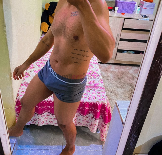 Moreno alto versatil sem frescura com local tatuado olhos castanhos porte atletico pronto para realizar todos os seus desejos vendo conteudos sendo at...