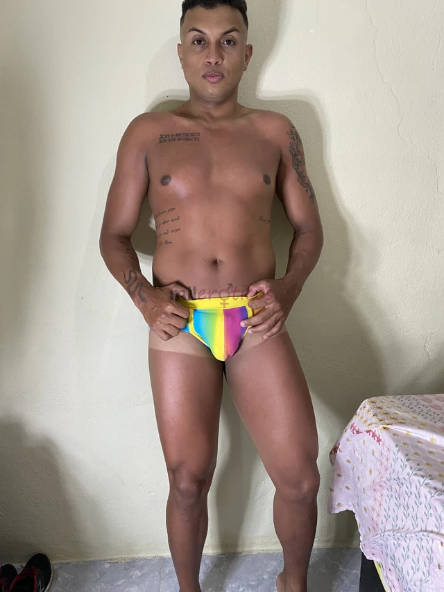 Moreno alto versatil sem frescura com local tatuado olhos castanhos porte atletico pronto para realizar todos os seus desejos vendo conteudos sendo at...