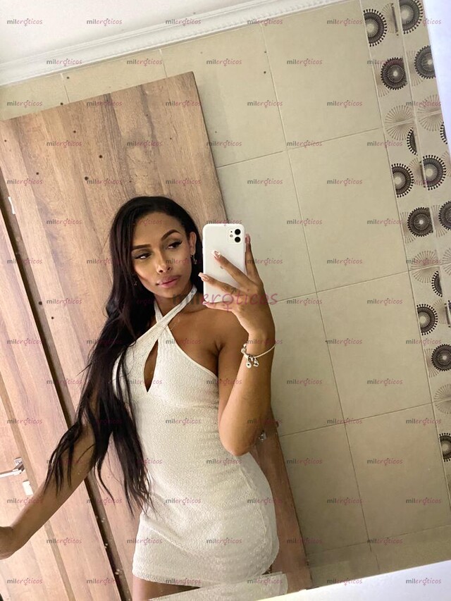 FOTOS DE MORENITA CON UNA GRAN SORPRESA ENTRE LA PIERNAS PARA QUE TE LA DISFRUTES