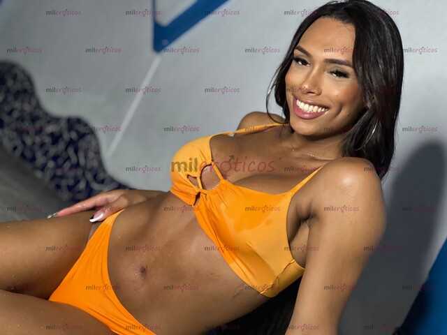 FOTOS DE MORENITA CON UNA GRAN SORPRESA ENTRE LA PIERNAS PARA QUE TE LA DISFRUTES