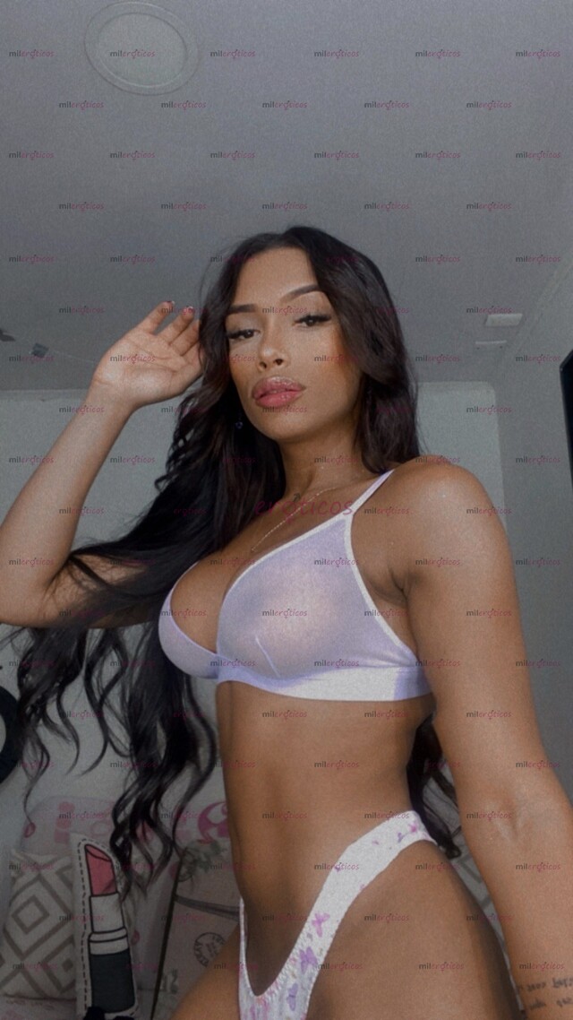 FOTOS DE MORENITA CON UNA GRAN SORPRESA ENTRE LA PIERNAS PARA QUE TE LA DISFRUTES