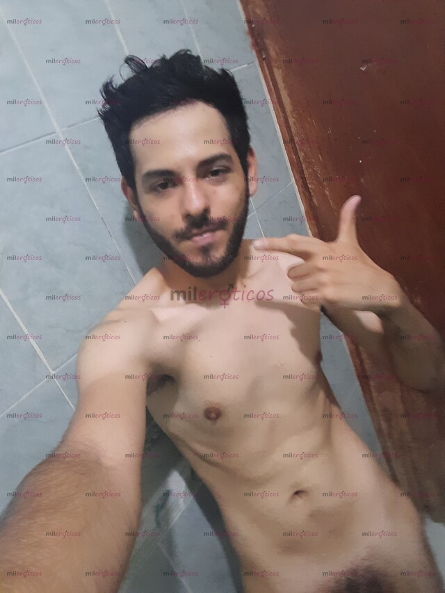 FOTOS DE CHICO DELGADO RELAJADO QUE BUSCA VIVIR EXPERIENCIAS POR APOYO